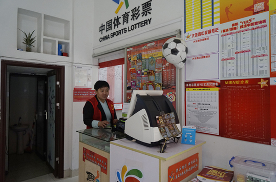 这是一次犯规，必须判给热那亚一个任意球。